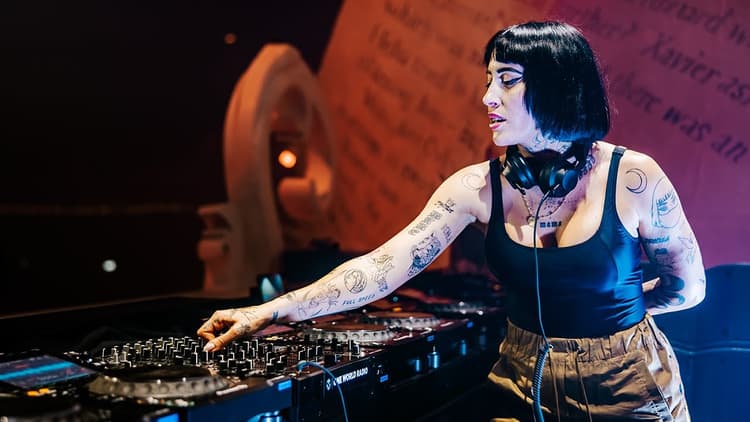 Indira Paganotto Breaks Leg Jumping Off Stage in Barcelona